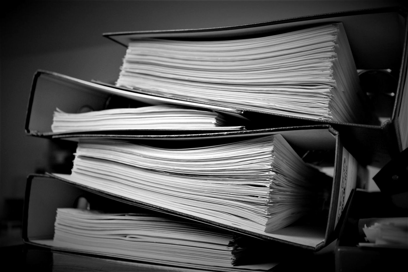 Pilha de pastas de documentos, em preto e branco