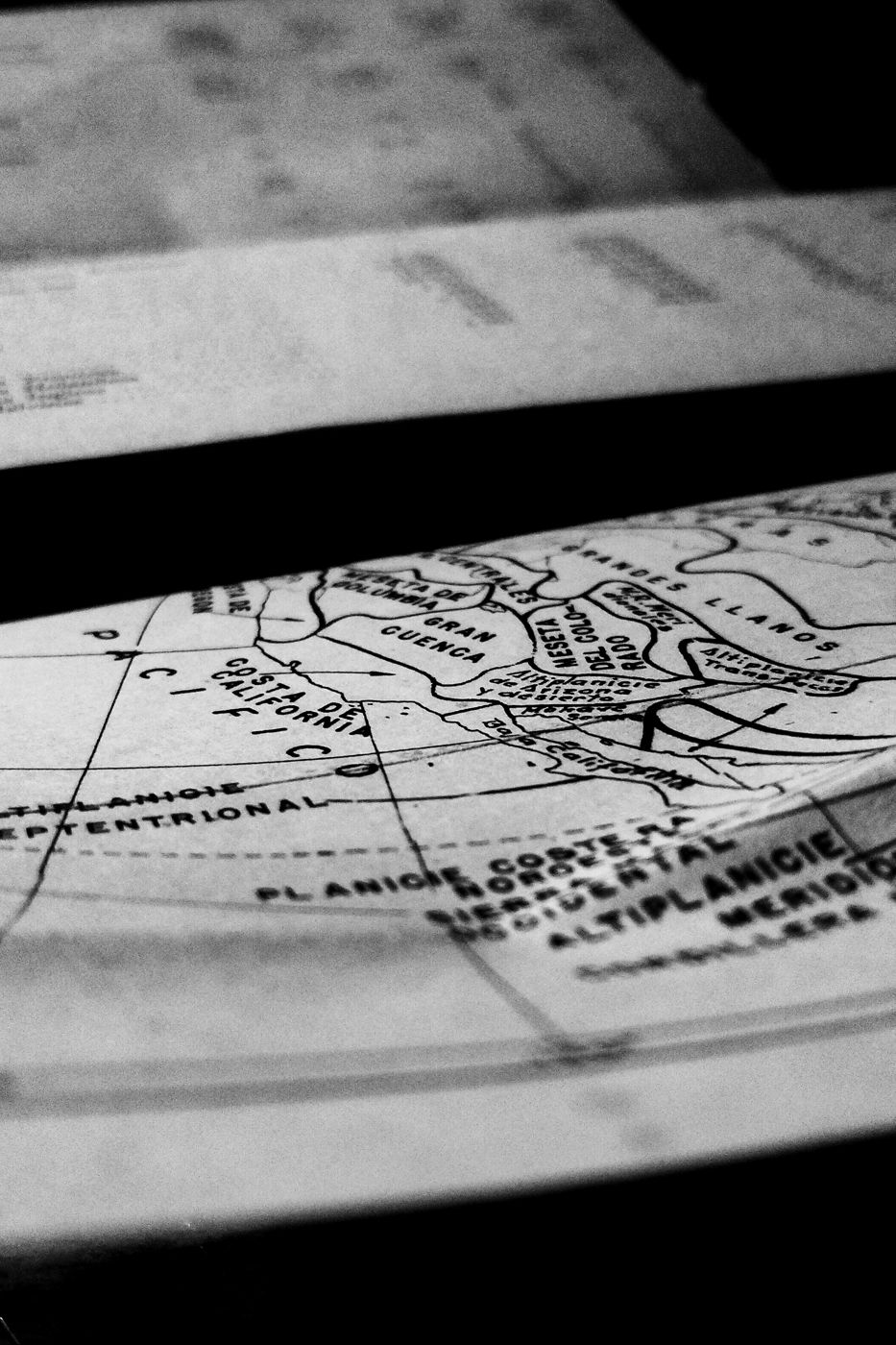 Detalhe de um mapa-múndi antigo, em preto e branco